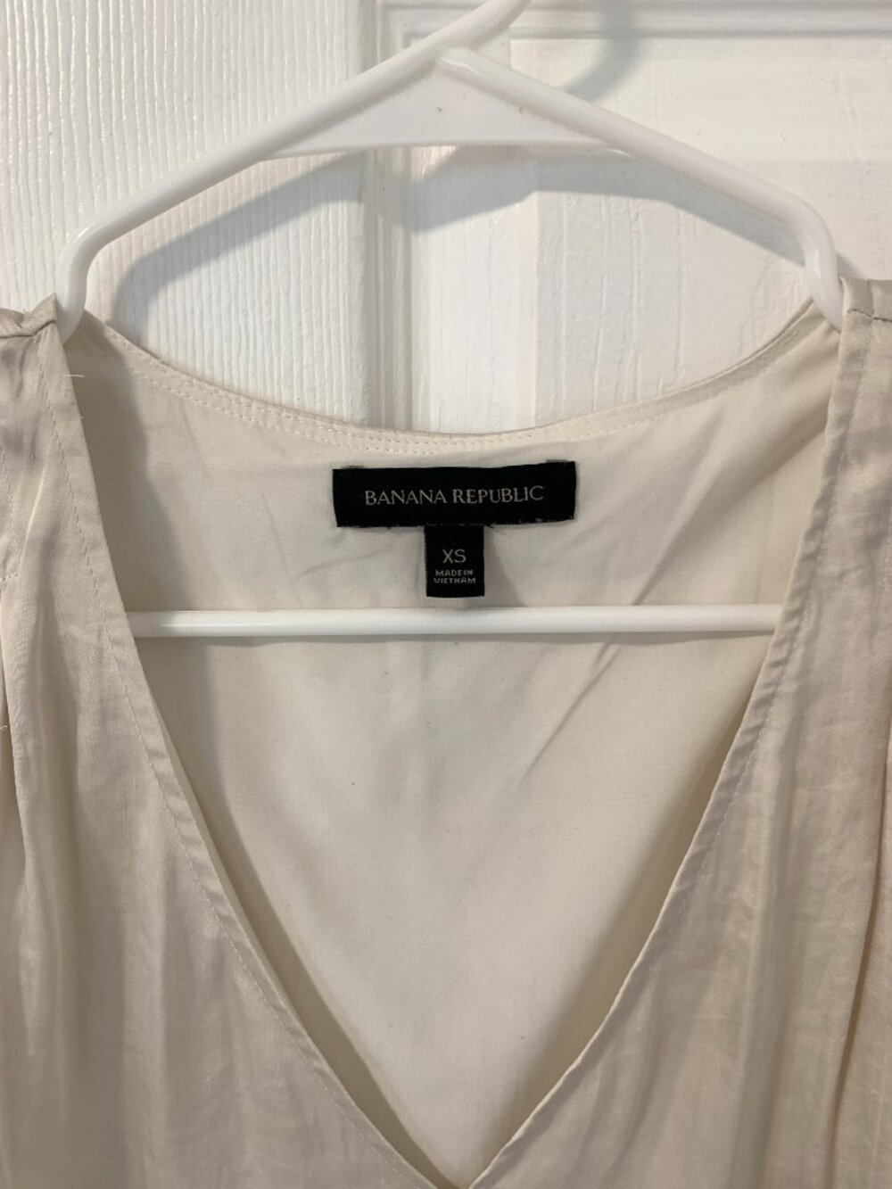 Banana Republic V Neck Satin Blouse Top in Pearl XS - Picture 4 of 6